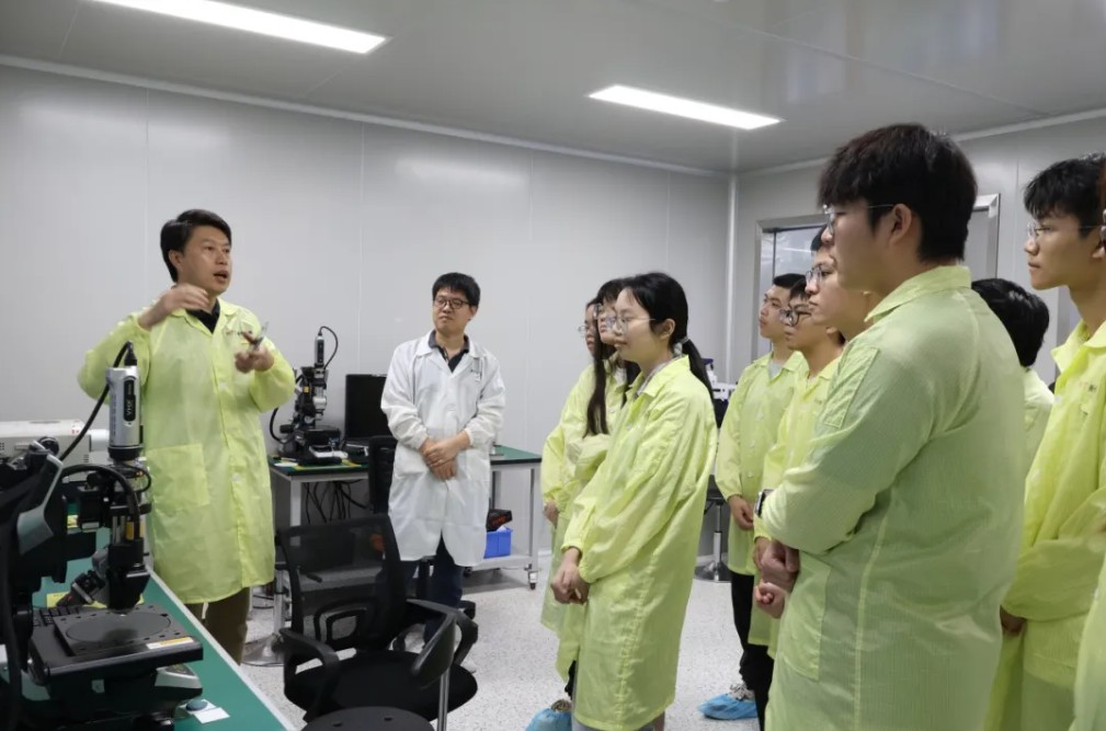 哈工大師生走進美信檢測進入實驗室